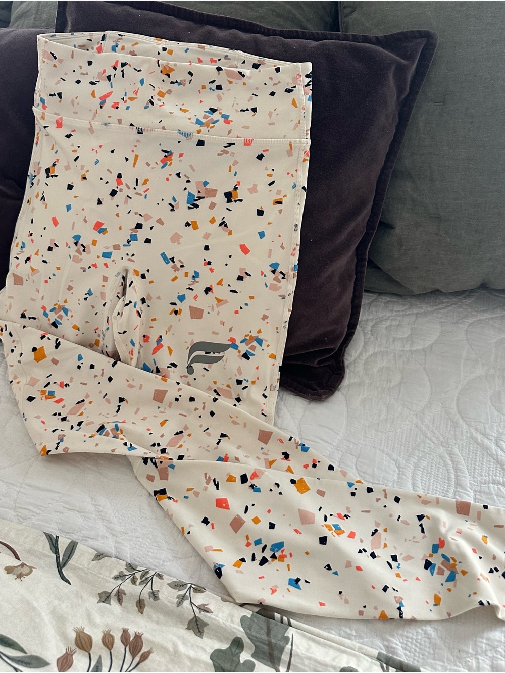 Fabletics Cream/White Confetti Print Run Anywhere high Waisted 7/8 Leggings